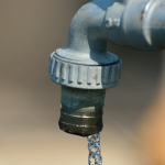Aufgrund eines Wasserrohrbruchs könnte die gesamte Trinkwasserversorgung in einigen Orten des Mandelbachtals ausfallen. Symbolfoto: Pixabay (CC0-Lizenz)