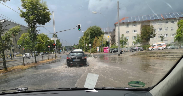Hier zu sehen: Der Regen überschwemmt langsam die Straßen am Rastpfuhl in Saarbrücken. (Foto: Wurde uns von einem User zur Verfügung gestellt).