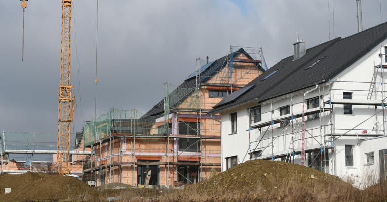 Für ein durchschnittliches Einfamilienhaus geben Saarländer 301.000 Euro aus. Symbolfoto: dpa-Bildfunk/Felix Kästle