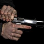 Der Tatverdächtige bedrohte einen anderen Mann mit einer Schusswaffe. Foto: Pixabay
