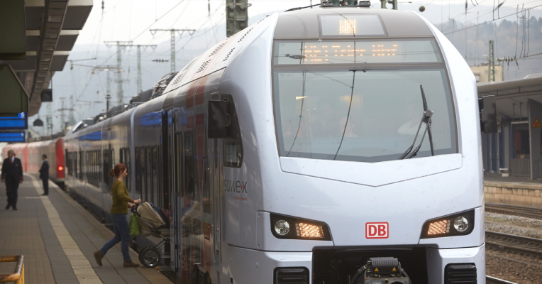 In 14 der 28 Süwex-Züge ist kostenloses WLAN ab sofort verfügbar. Symbolfoto: dpa-Bildfunk/Thomas Frey