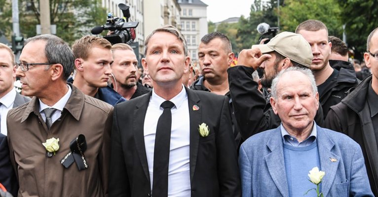Josef Dörr (rechts) wird für seine Teilnahme am Trauermarsch in Chemnitz, an dem unter anderem Björn Höcke teilnahm, kritisiert. Foto: Ralf Hirschberger/dpa-Bildfunk.