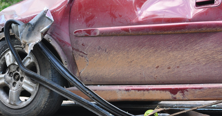 Nur zwei Stunden nach dem Einkauf des Pkw zerlegte der junge Autofahrer den Wagen. Symbolfoto: Pixabay (CC0-Lizenz)