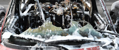Das Auto brannte komplett aus. Symbolfoto: dpa-Bildfunk/Paul Zinken