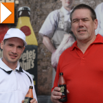 Erfinder Peter Klassen (rechts) sowie Philipp Klassen posieren mit dem Fleisch-Drink. Foto: dpa-Bildfunk/Harald Tittel
