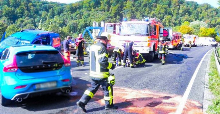 Drei Personen wurden bei dem Unfall auf der B51 verletzt. Foto: Feuerwehr Güdingen.