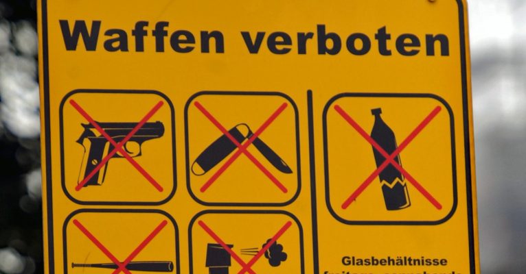 Dauerhafte Waffenverbotszonen wie auf der Reeperbahn in Hamburg sollen auch im Saarland eingerichtet werden. Symbolfoto: Christian Charisius/dpa