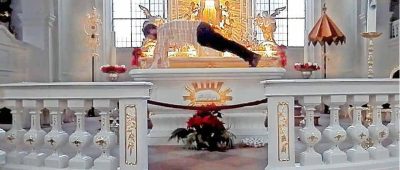 Turnübungen, die die Gemüter erhitzen: Alexander Karle auf dem Altar der Basilika (aus Karles Video).