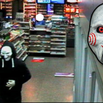 Bei dem Überfall in Homburg trug einer der Täter eine sogenannte „Jigsaw-Maske“, bekannt aus der Filmreihe „Saw“. Foto: Polizei/Grafik: Maskworld.