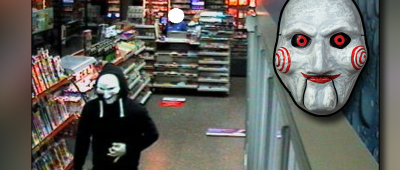 Bei dem Überfall in Homburg trug einer der Täter eine sogenannte „Jigsaw-Maske“, bekannt aus der Filmreihe „Saw“. Foto: Polizei/Grafik: Maskworld.