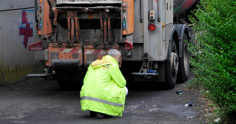 In Friedrichsthal erfasste ein Müllwagen am Donnerstag (11. Oktober 2018) ein Kind. Aktuelle inspiziert ein Gutachter die Unfallstelle. Foto: BeckerBredel