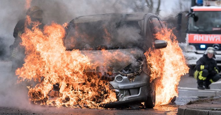 Am späten Freitagabend (25. Januar 2019) brannte ein Fahrzeug in Zweibrücken trotz Löschversuche der Feuerwehr vollständig aus. Symbolfoto: Federico Gambarini/dpa-Bildfunk
