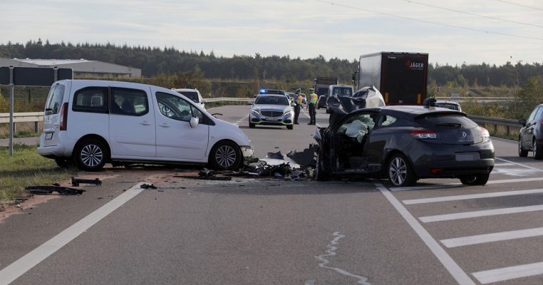 Zwei Personen sind bei einem Unfall nahe Saarlouis schwer verletzt worden. Foto: BeckerBredel.