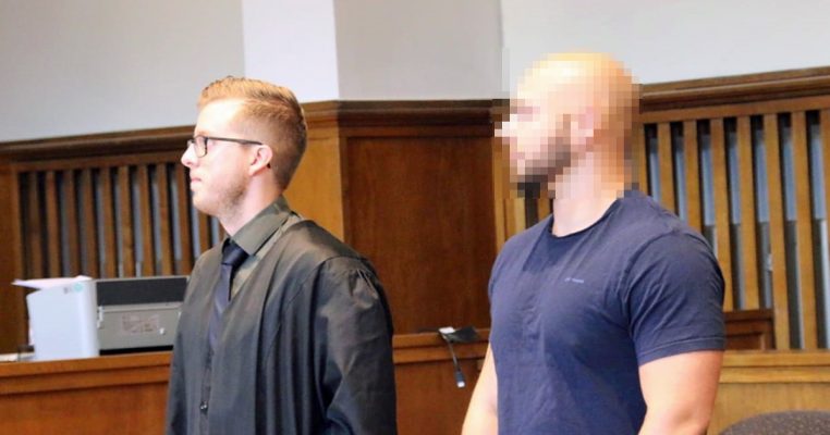 Dominik F. (rechts, mit seinem Verteidiger Marius Müller) wurde wegen Totschlags verurteilt. Foto: Brandon-Lee Posse/SOL.DE.