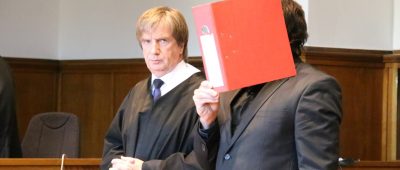 Der Angeklagte (rechts) mit seinem Anwalt Franz-Josef Gerdung vor Gericht. Foto: Brandon Lee Posse/SOL.DE.