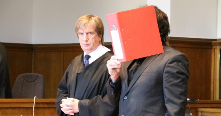 Der Angeklagte (rechts) mit seinem Anwalt Franz-Josef Gerdung vor Gericht. Foto: Brandon Lee Posse/SOL.DE.