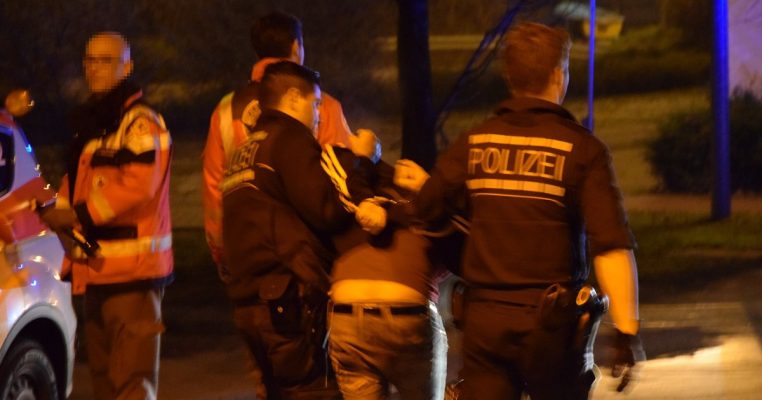 Die Polizei rückte mit 15 Beamten vor das „Kolosseum" in Neunkirchen aus. Symbolfoto: dpa-Bildfunk.