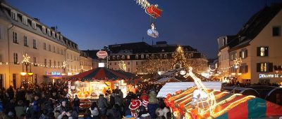 Der fliegende Weihnachtsmann ist das Hightlight des Christkindlmarkts in Saarbrücken.
