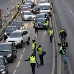 Nichts geht mehr: Demonstranten blockieren aus Protest gegen die französischen Spritpreise eine Autobahnausfahrt. Foto: Claude Paris/AP
