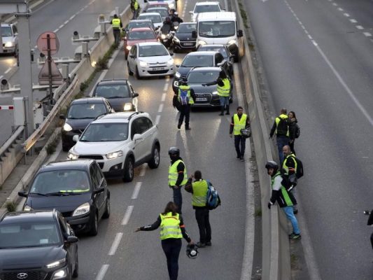 Nichts geht mehr: Demonstranten blockieren aus Protest gegen die französischen Spritpreise eine Autobahnausfahrt. Foto: Claude Paris/AP