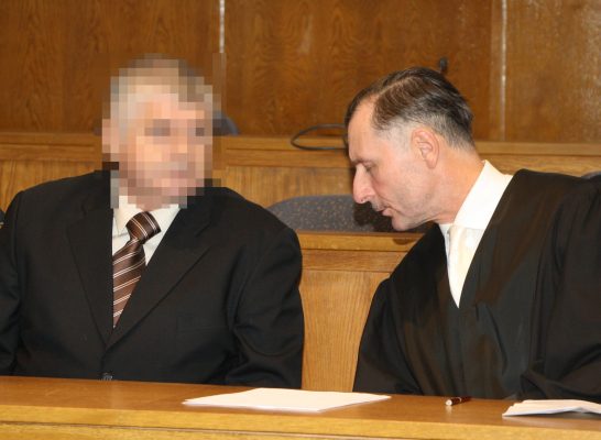 Volker Ochs (rechts), der Anwalt von Viktor H., will in Revision gehen. Foto: Katja Sponholz/dpa-Bildfunk.