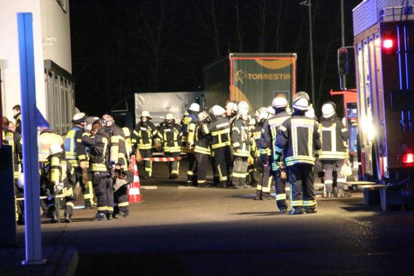 Feuerwehr-Großeinsatz bei dem Unternehmen "Hellmann Worldwide Logistics" in Neunkirchen-Sinnerthal. Foto: Brandon-Lee Posse.