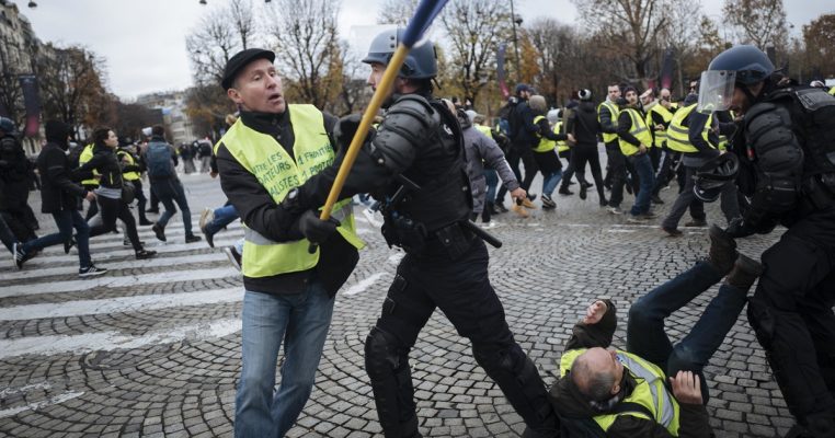 „Die Gilets jaunes" randalierten vergangene Woche auf dem Champs-Elysees in Paris. Foto: dpa-Bildfunk.