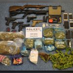 Die Polizei fand mehrere Kilogramm Drogen sowie Waffen. Foto: Polizei.