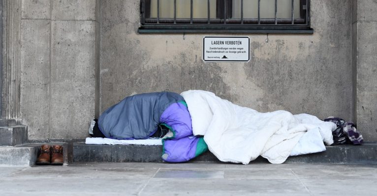 Obdachlose brauchen im Winter vor allem warme Kleidung. Ihr könnt helfen! Symbolbild: Tobias Hase/dpa-Bildfunk