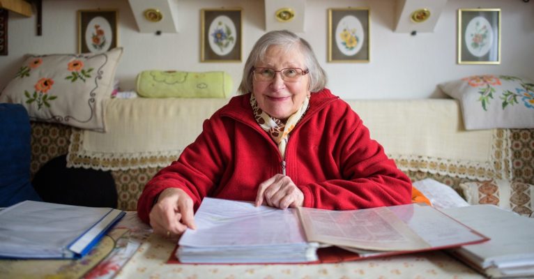 Marlies Krämer (81) kämpft weiter für gendergerechte Sprache. Foto: Oliver Dietze/dpa-Bildfunk