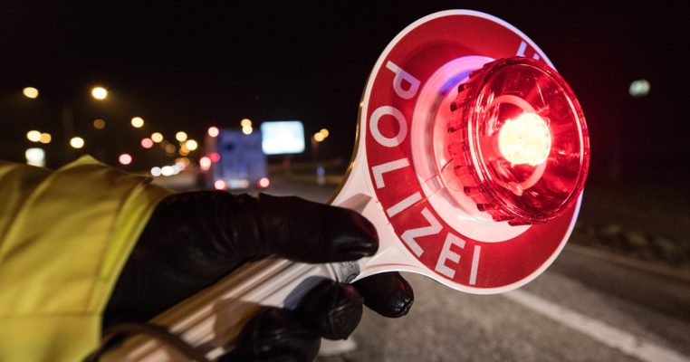 Die Polizei will verstärkt Kontrollen in der Weihnachtszeit durchführen. Symbolfoto: Patrick Seeger/dpa-Bildfunk.