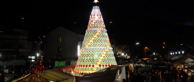 Der keramische Weihnachtsbaum in Mettlach besteht aus bemalten Tellern von Villeroy & Boch. Foto: Villeroy & Boch