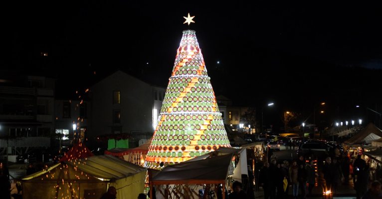 Der keramische Weihnachtsbaum in Mettlach besteht aus bemalten Tellern von Villeroy & Boch. Foto: Villeroy & Boch