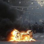 Brennendes Auto bei der Demonstration in Marseille. Foto: Claude Paris/AP