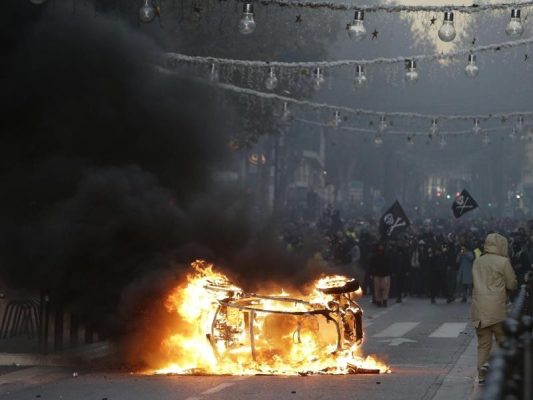 Brennendes Auto bei der Demonstration in Marseille. Foto: Claude Paris/AP