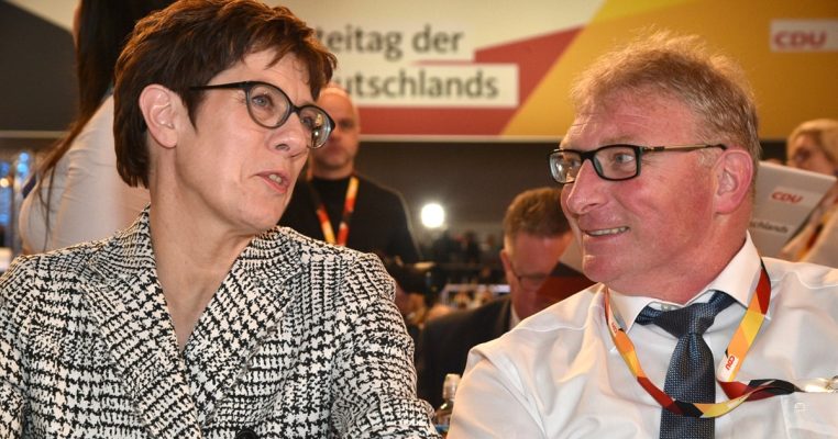 Annegret Kramp-Karrenbauer am Rande des CDU-Parteitags zusammen mit ihrem Mann Helmut Karrenbauer. Foto: BeckerBredel.