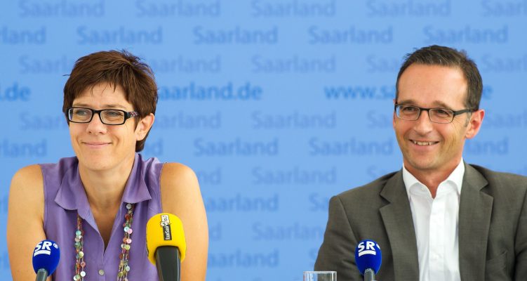 Andere Zeiten: Hier waren Annegret Kramp-Karrenbauer und Heiko Maas noch zusammen in der Regierung des Saarlandes. Archivfoto: Oliver Dietze/dpa-Bildfunk.