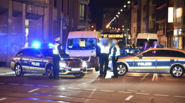 Während der Razzia in Saarbrücken wurden Straßen zeitweise gesperrt. Foto: BeckerBredel