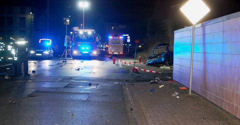 Bei dem tödlichen Unfall in Zweibrücken prallte ein Auto gegen eine Hausecke in der Oselbachstraße. Foto: Polizeidirektion Pirmasens