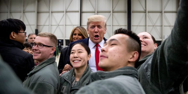 Ramstein: Donald Trump (3.v.r), Präsident der USA, und Melania Trump (5.v.r), First Lady der USA, während eines Zwischenstopps auf dem Stützpunkt der US-Luftwaffe in Ramstein. Foto: Andrew Harnik/AP/dpa
