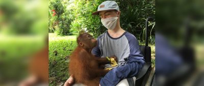 Benni Over reist trotz Muskeldystrophie nach Borneo um Urang-Utans zu besuchen