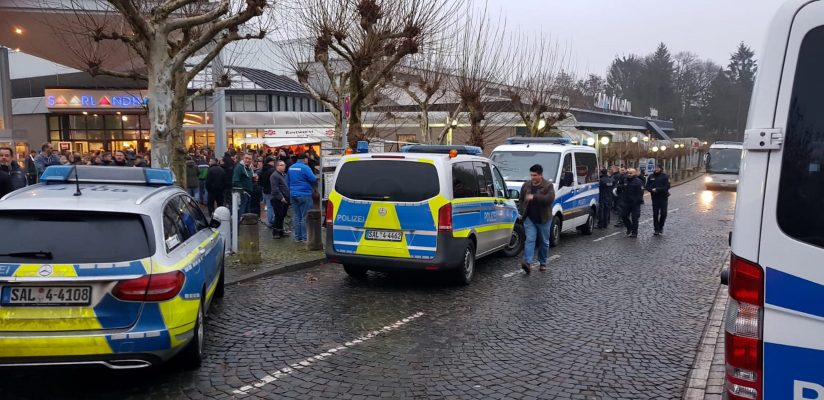 Großaufgebot der Polizei vor der Saarlandhalle in Saarbrücken. Foto: BeckerBredel