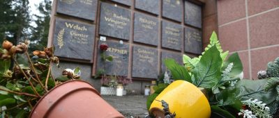 Mitarbeiter der Stadt Saarbrücken sollen auf dem Hauptfriedhof Grabschmuck grundlos weggeworfen haben. Foto: BeckerBredel