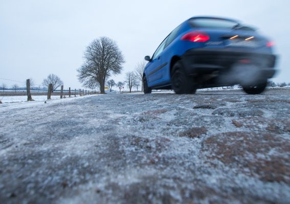 Schnee und Glätte haben im Saarland für zahlreiche Unfälle gesorgt. Foto: Jens Büttner/dpa-Bildfunk