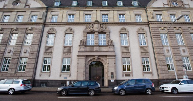 Das Landgericht Saarbrücken musste in Folge einer Bombendrohung geräumt werden. Archivfoto: Oliver Dietze/dpa-Bildfunk.