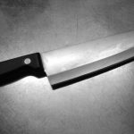 Der Angreifer stach seinem Opfer ein Messer in den Oberschenkel. Symbolfoto: Seniju/CC BY 2.0.
