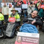Viele Menschen unterstützten Markus Igel (Mitte) bei der Petition und der Demonstration für Selbstbestimmung. Foto:Oliver Dietze/dpa-Bildfunk