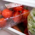 Auf Plastikverpackungen bei Obst und Gemüse will REWE künftig zunehmend verzichten. Foto: Arno Burgi/dpa-Bildfunk