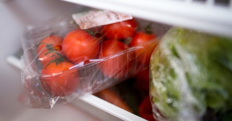 Auf Plastikverpackungen bei Obst und Gemüse will REWE künftig zunehmend verzichten. Foto: Arno Burgi/dpa-Bildfunk