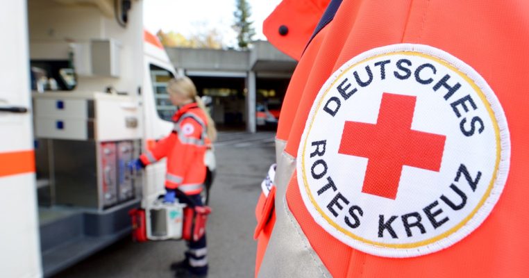 Ein 17-Jähriger hat im Saarlouiser Stadtteill Roden einen Rettungssanitäter angegriffen. Symbolfoto: Bernd Weissbrod/dpa-Bildfunk.